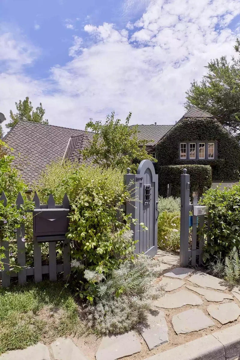 14 Affordable Picket Fence Ideas for Classic Curb Appeal 13 Paint Your Fence