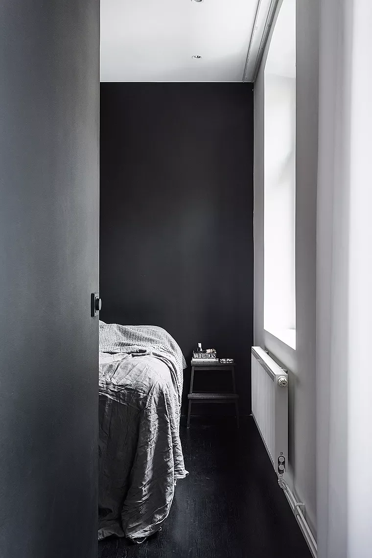 52 Small Bedroom Ideas That Maximize Your Compact Space 38 Paint a Small Bedroom Black