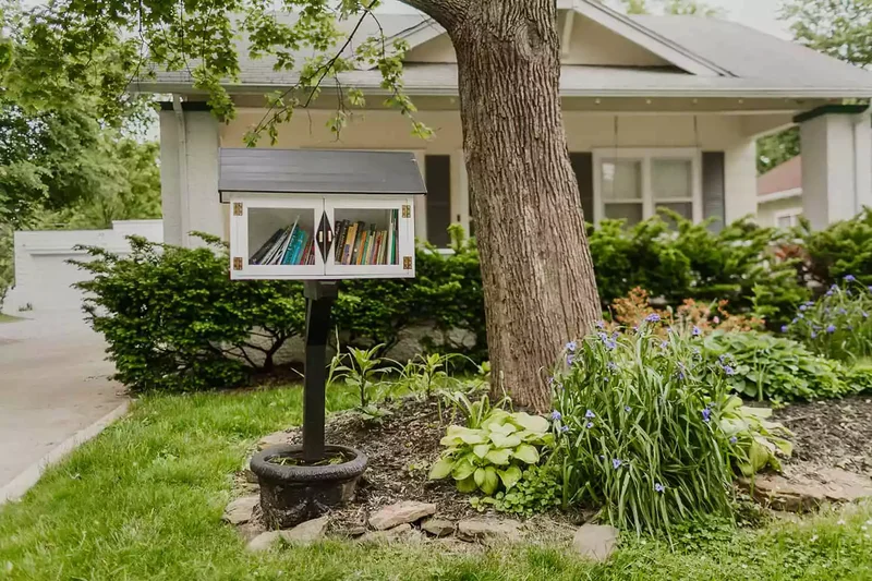 27 Mailbox Post Ideas That'll Boost Your Curb Appeal 7 Painted Black Wood