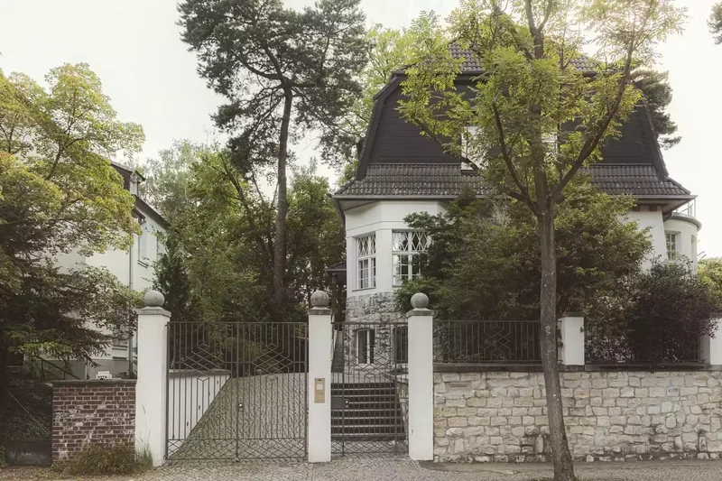 35 Beautiful Driveway Gate Ideas for Any Home Style 5 Patterned Metal Driveway Gate