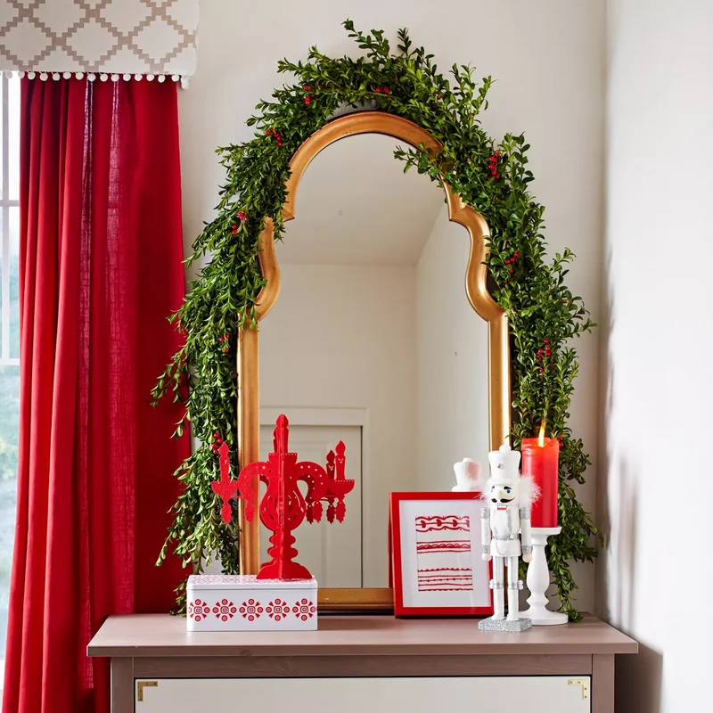 54 DIY Christmas Garland Ideas to Fill Your Home with Joy 27 Perfectly Outlined Garland