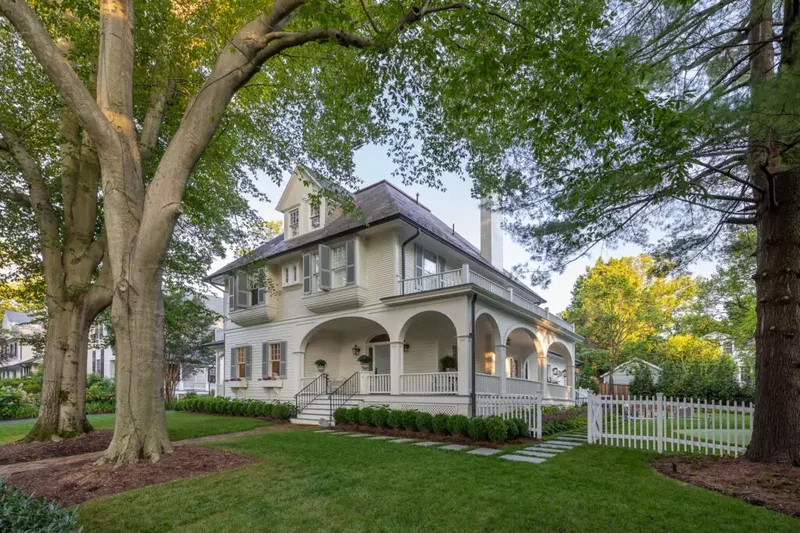 14 Affordable Picket Fence Ideas for Classic Curb Appeal 1 Plant Shrubs