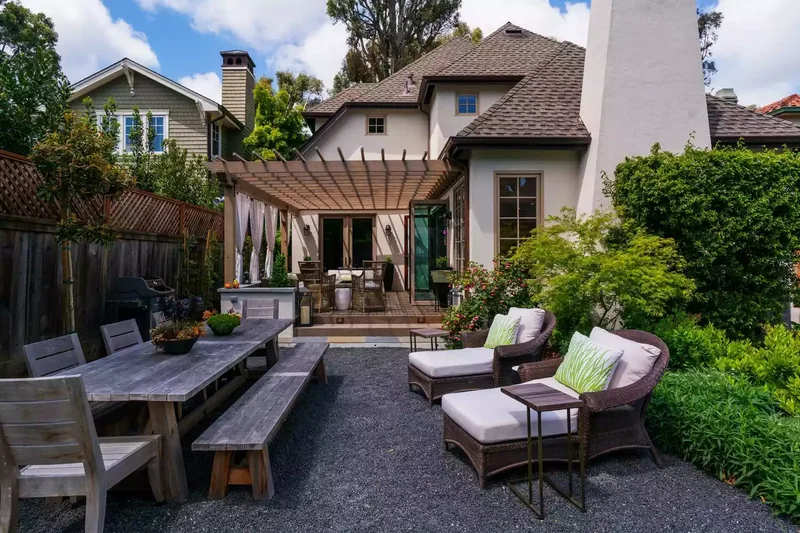 Privacy Fencing and Hedging