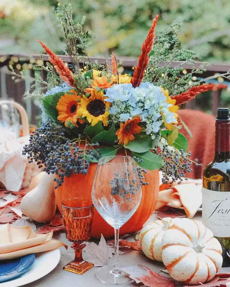 62 Stunning Thanksgiving Table Settings That Will Wow Guests 47 Pumpkin Floral Arrangement