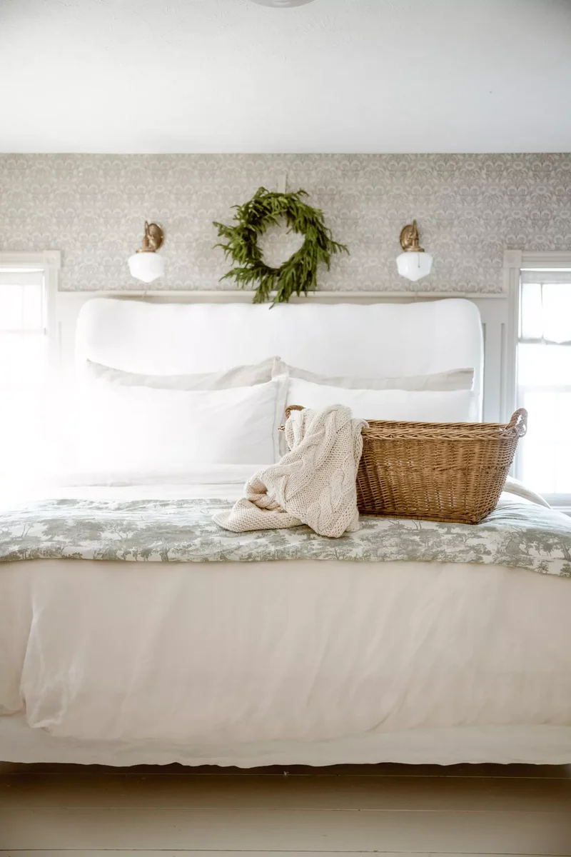 66 Creative Ways to Decorate Above Your Bed Beautifully 41 Real or Faux Wreath