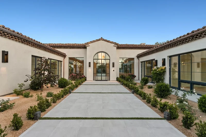 52 Beautiful Courtyard Ideas for Your Outdoor Living Space 43 Rectangular Courtyard