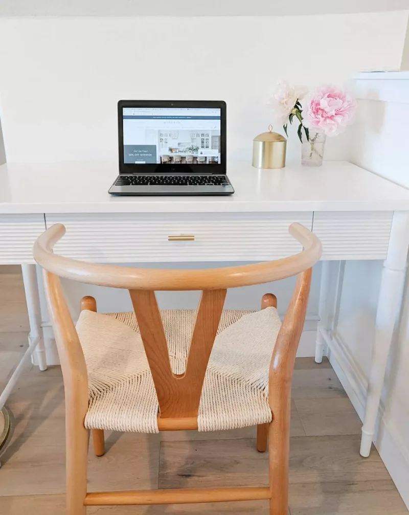 15 Desk Styling Ideas to Express Your Personal Design Style 13 Remove Distractions