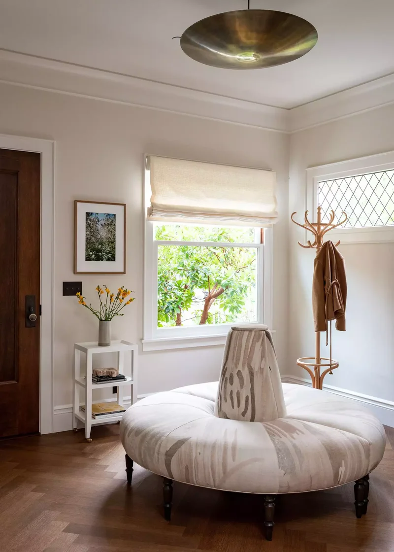 28 Beautiful Entryway Bench Ideas That Welcome Your Guests 18 Round Entryway Bench