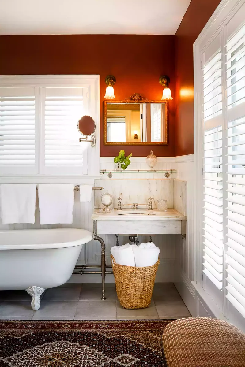 30 Designer-Favorite Bathroom Paint Shades That Never Fail 1 Rust
