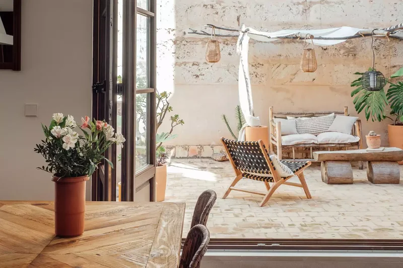 52 Beautiful Courtyard Ideas for Your Outdoor Living Space 17 Rustic Chic Courtyard