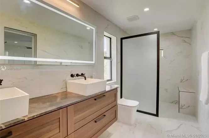 102 Beautiful Bathroom Design Ideas You'll Love to Recreate 88 Semi-Opaque Partition