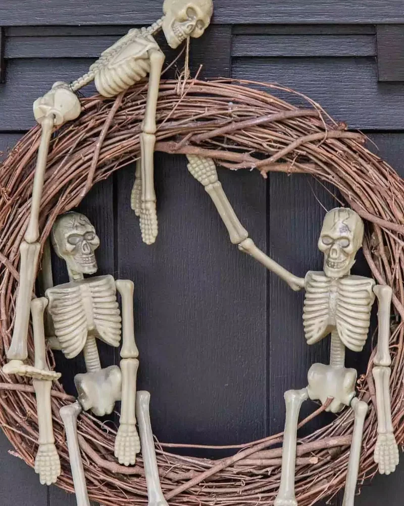 45 Halloween Wreath Ideas to Craft Before October Arrives 37 Skeleton Halloween Wreath