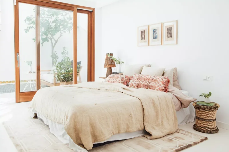 47 Bohemian Bedroom Designs That Feel Relaxed and Unique 29 Skip the Headboard