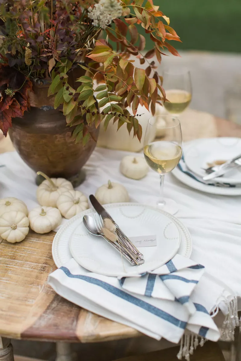 62 Stunning Thanksgiving Table Settings That Will Wow Guests 61 Small Round Table Setting