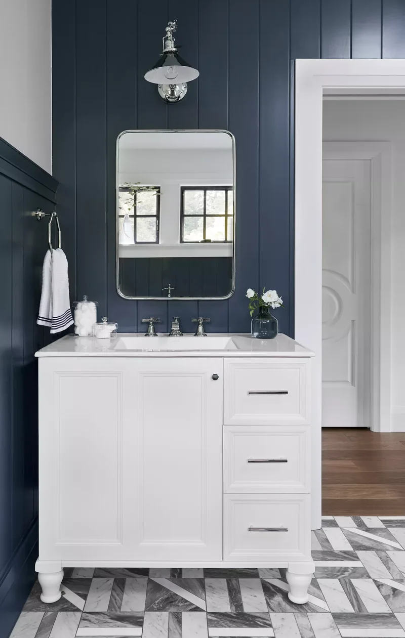 Small Vanity With Turned Legs