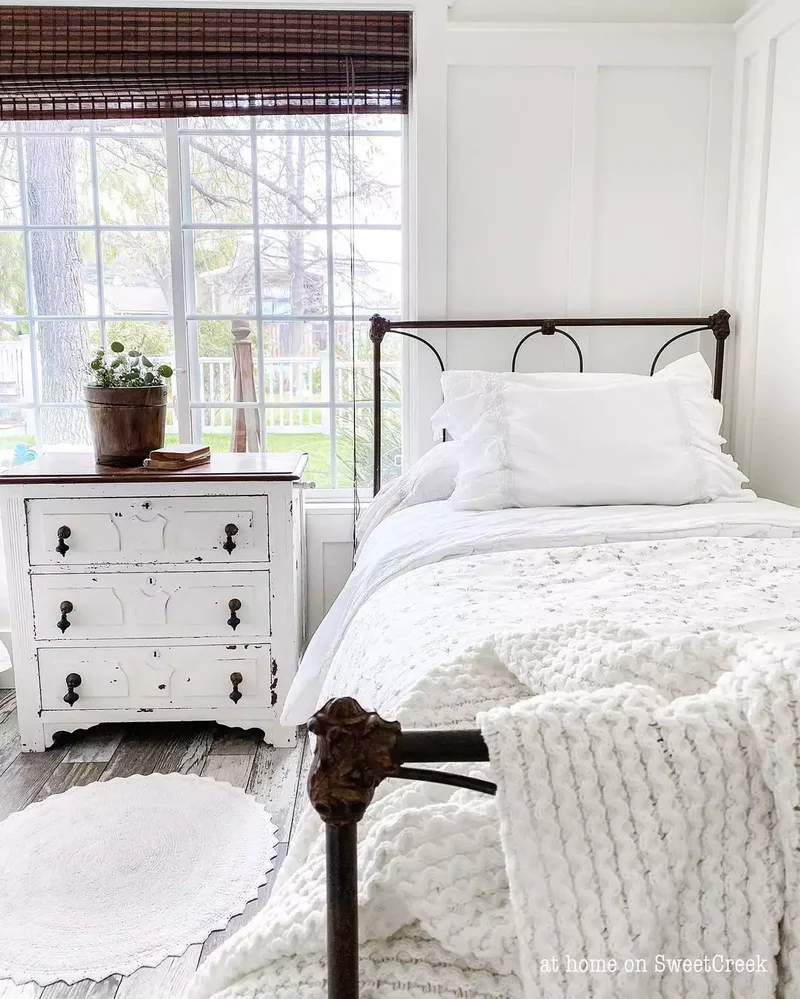 40 White Bedroom Designs That Show This Color Is Far from Dull 1 Small White Bedroom