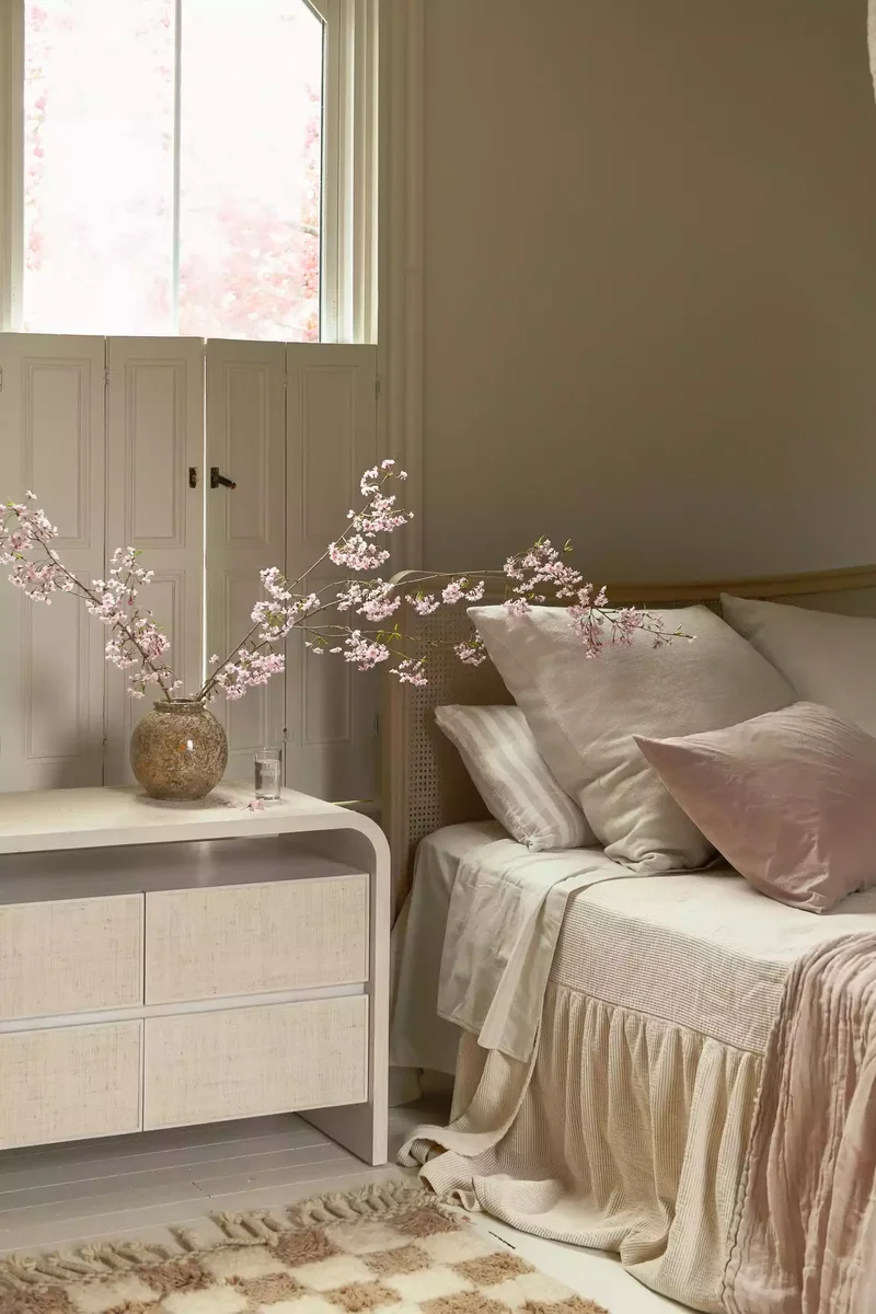 29 Neutral Bedroom Designs You'll Love Cozying Up In This Fall 22 Soft Color Accents