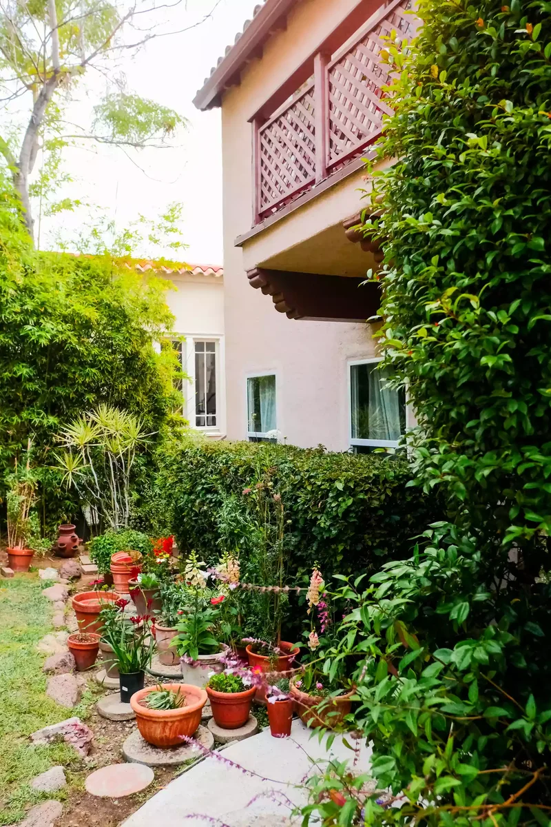 45 Beautiful Backyard Walkway Ideas to Transform Your Yard 27 Space for Container Plants