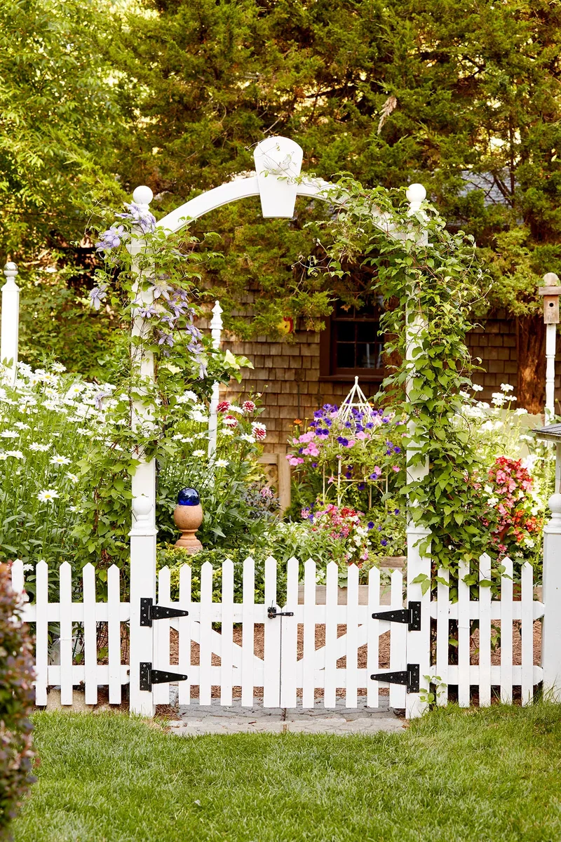 20 Beautiful Garden Arbor Ideas for Your Outdoor Oasis 7 Spruce Up a Picket Fence