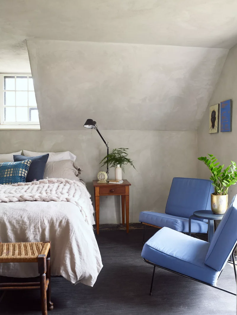 10 Clever Small Guest Bedroom Ideas for Cozy Comfort 1 Squeeze in a Sitting Area