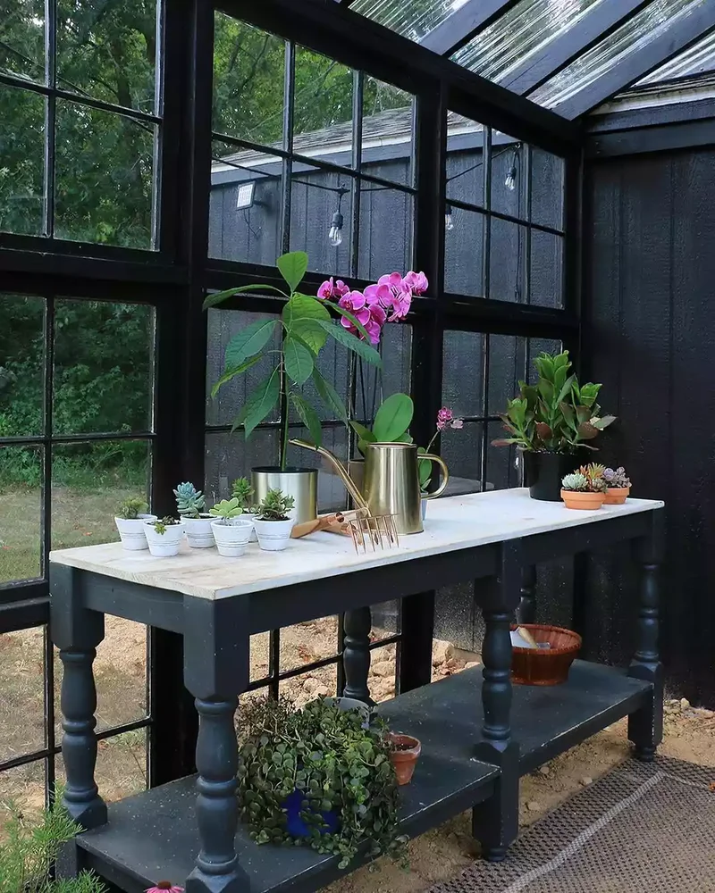 Stick to a Neutral Color Scheme