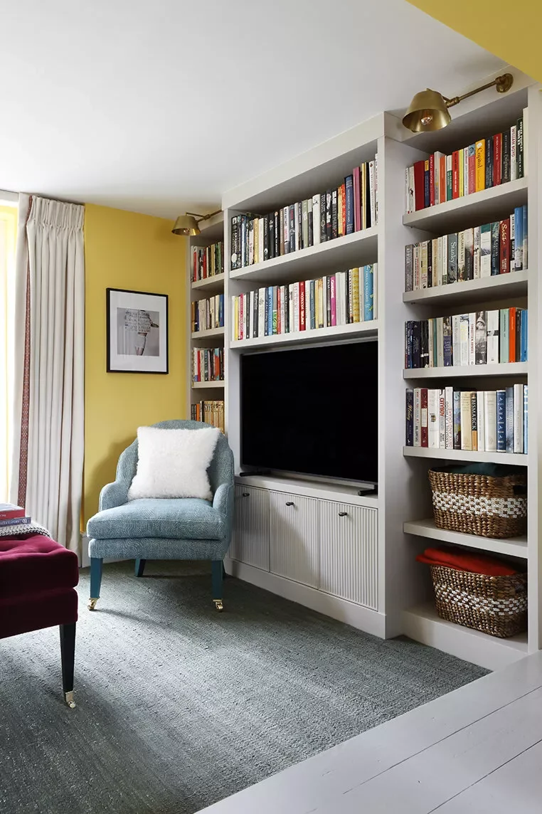 21 Small Living Rooms With TVs That Look Absolutely Stunning 19 Surround It With Bookshelves