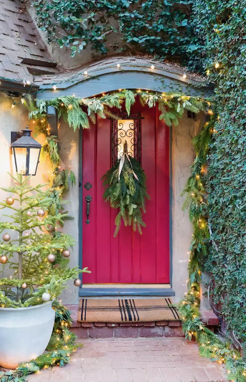 61 Unique DIY Christmas Garland Ideas for Festive Decor 27 Trailing Front Door Garland
