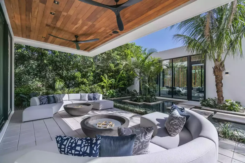 52 Beautiful Courtyard Ideas for Your Outdoor Living Space 1 Tropical Courtyard