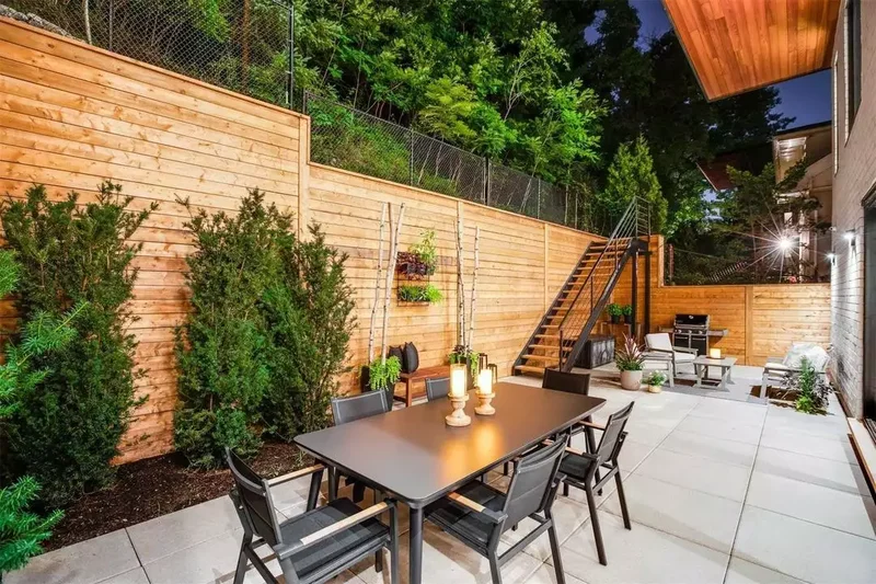 39 Contemporary Backyard Ideas to Elevate Your Outdoor Oasis 1 Try Horizontal Fencing
