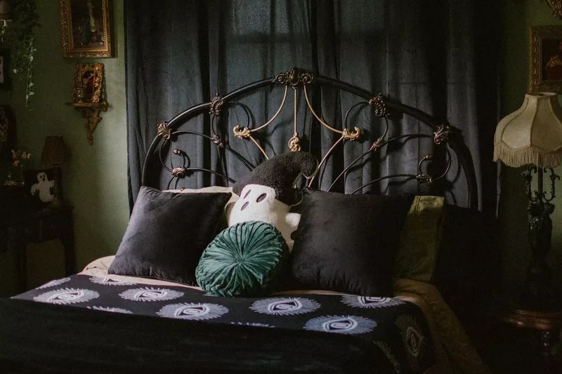 25 Gothic Bedroom Designs That Blend Drama With Style 5 Try Vintage