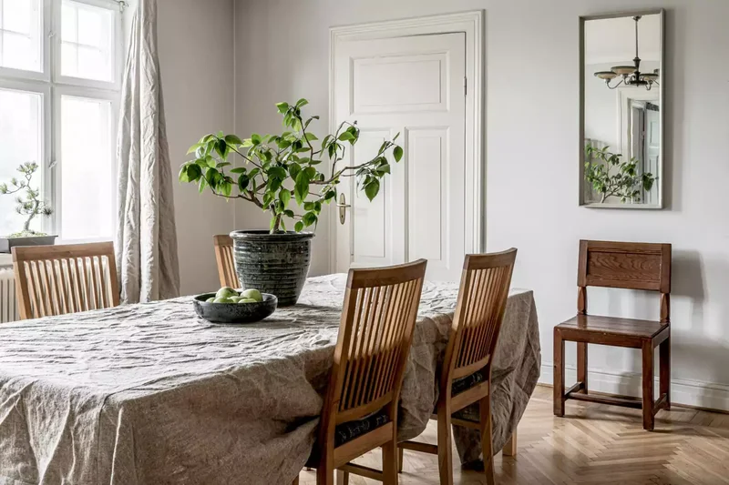 Try a Linen Tablecloth