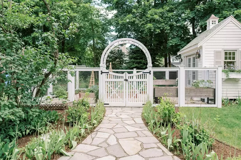 14 Affordable Picket Fence Ideas for Classic Curb Appeal 2 Try a Picket Fence in Your Garden