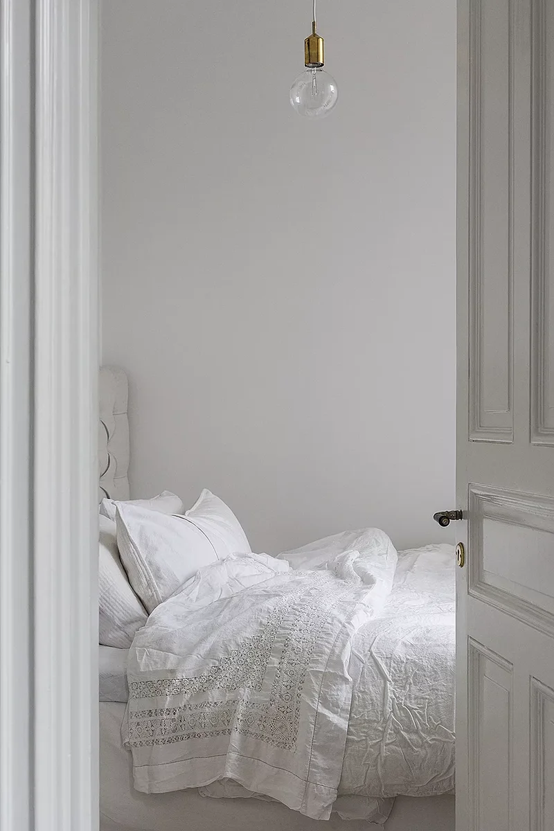 52 Small Bedroom Ideas That Maximize Your Compact Space 46 Try an All-White Bedroom