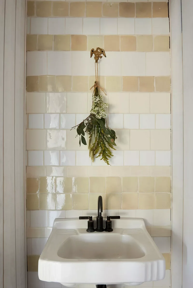 Decorating Your Bathroom for Christmas: 32 Festive Ideas 28 Try an Easy Bouquet