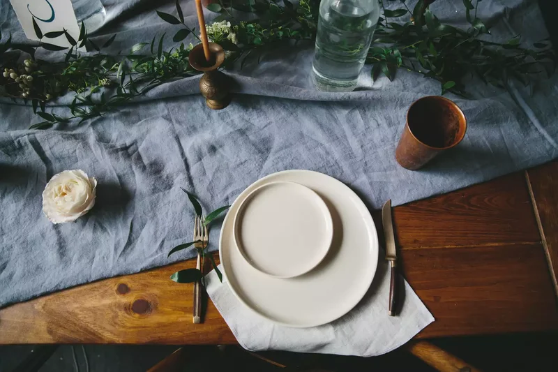 62 Stunning Thanksgiving Table Settings That Will Wow Guests 22 Understated Table Setting