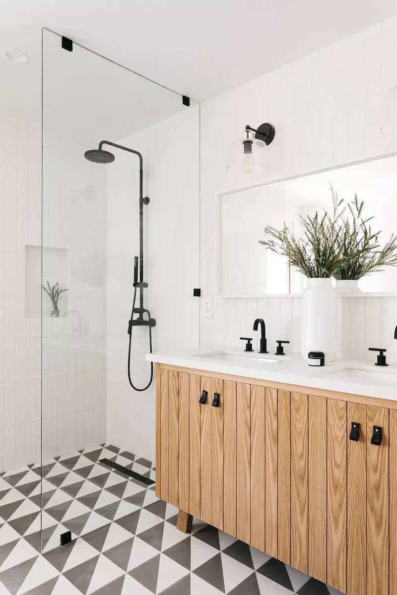 Use Black Accents on a Doorless Shower