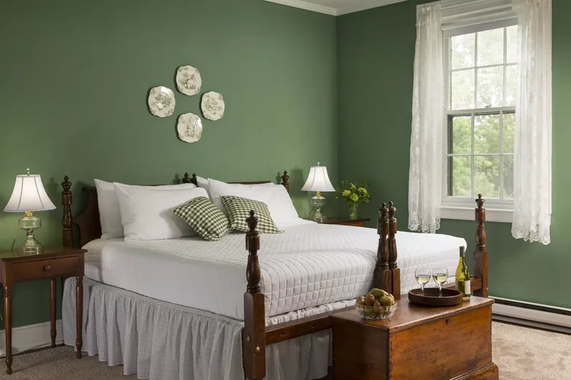 32 Dark Green Bedroom Designs to Inspire Your Next Makeover 21 Use Traditional Accents