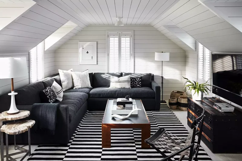 21 Small Living Rooms With TVs That Look Absolutely Stunning 8 Use a Black-and-White Palette