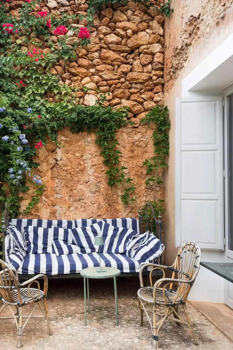 27 Stunning Flower Garden Designs and Layout Inspirations 18 Vertical Flower Vine Garden