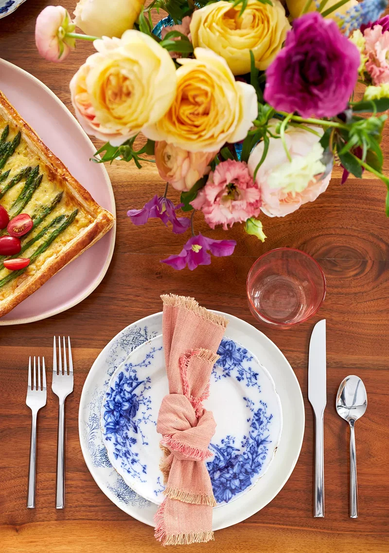 42 Easter Centerpiece Ideas and Table Decor for Spring 5 Vintage Easter Table Setting