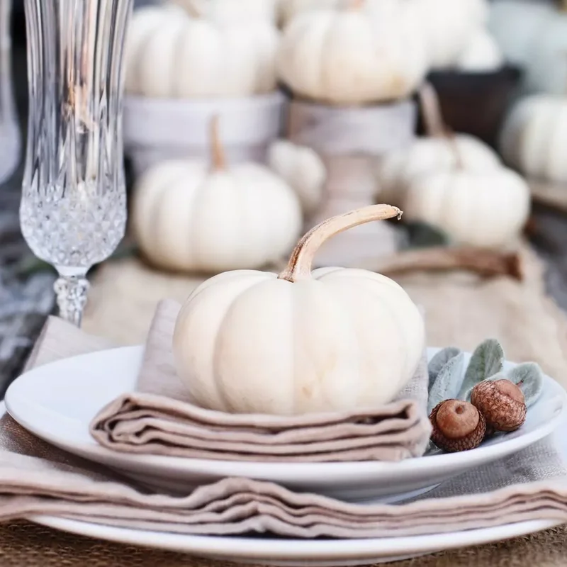 62 Stunning Thanksgiving Table Settings That Will Wow Guests 39 White Pumpkin Place Setting