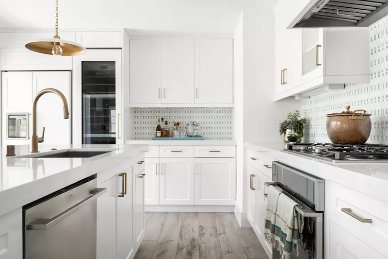 White and Gold Kitchen With a Traditional Profile