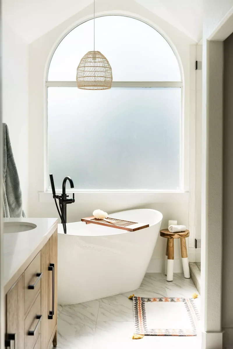 30 Designer-Favorite Bathroom Paint Shades That Never Fail 17 White