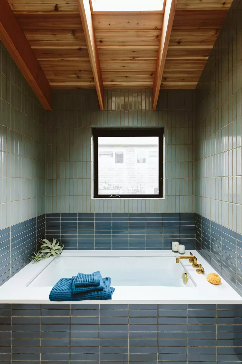 30 Designer Tips for Creating a Japandi Bathroom Retreat 3 Wood-Clad Ceiling