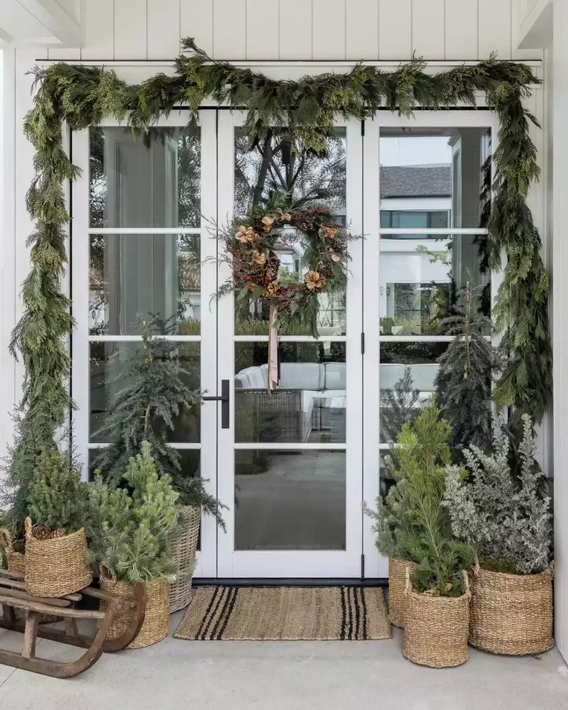 Christmas Door Decorating Ideas: 30 Designer Looks to Try 20 Woodland Forest Theme