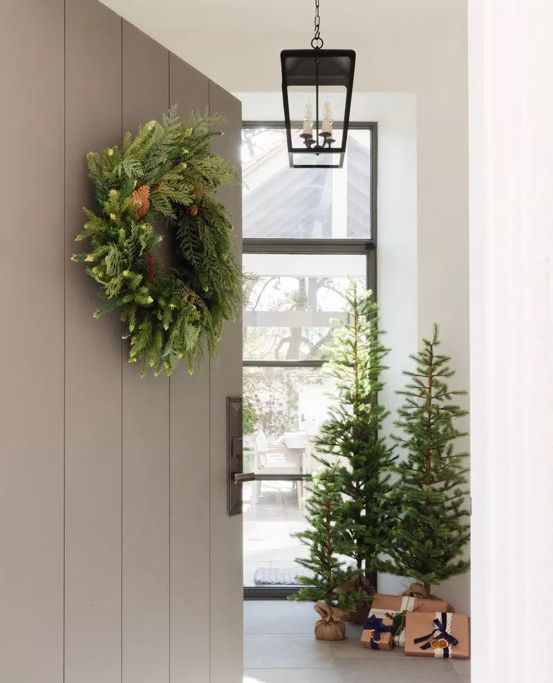 Christmas Door Decorating Ideas: 30 Designer Looks to Try 29 Wreath and Door Colors